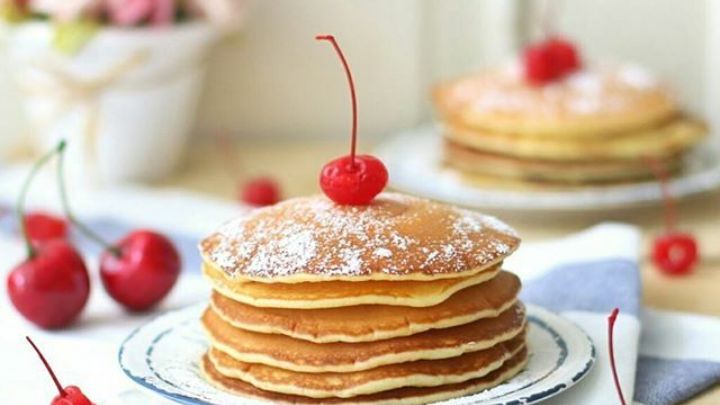 مراحل تهیه پنکیک گیلاس مراحل تهیه پنکیک گیلاس