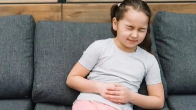 مسمومیت غذایی کودکان در تابستان | علائم و راههای درمان