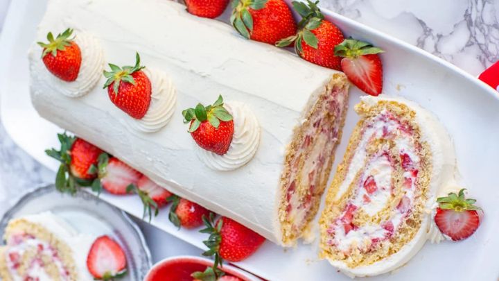 رسپی مخصوص رولت خامهای با توت فرنگی رسپی مخصوص رولت خامهای با توت فرنگی