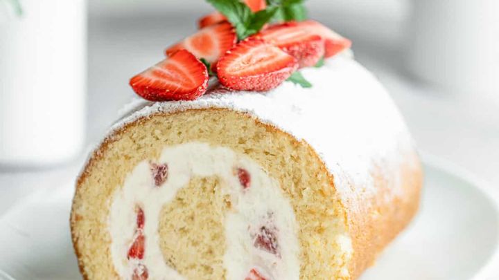 مراحل تهیه رولت خامهای با توت فرنگی مراحل تهیه رولت خامهای با توت فرنگی