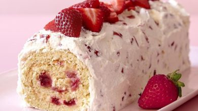 طرز تهیه رولت خامهای با توت فرنگی؛ دسر تابستانی خوشمزه