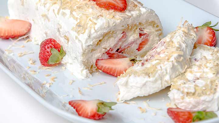 نکات و فوت و فنهای تهیه رولت خامهای با توت فرنگی نکات و فوت و فنهای تهیه رولت خامهای با توت فرنگی