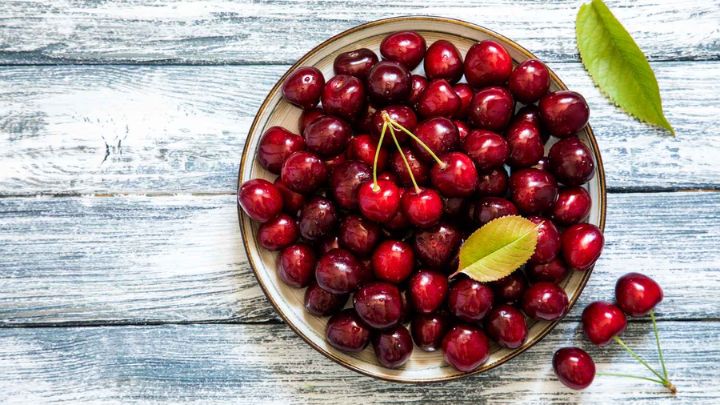 کاهش یبوست از فواید مصرف گیلاس در بارداری