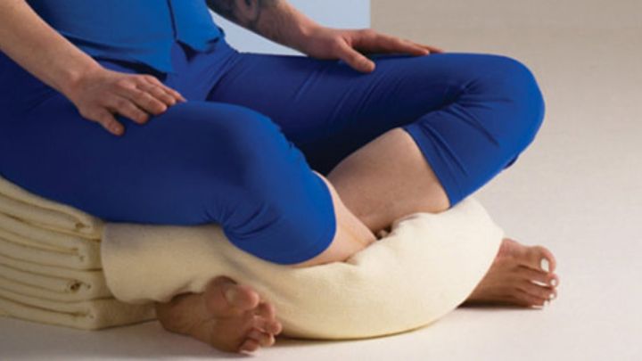 بررسی فواید چهار زانو نشستن برای بدن انسان