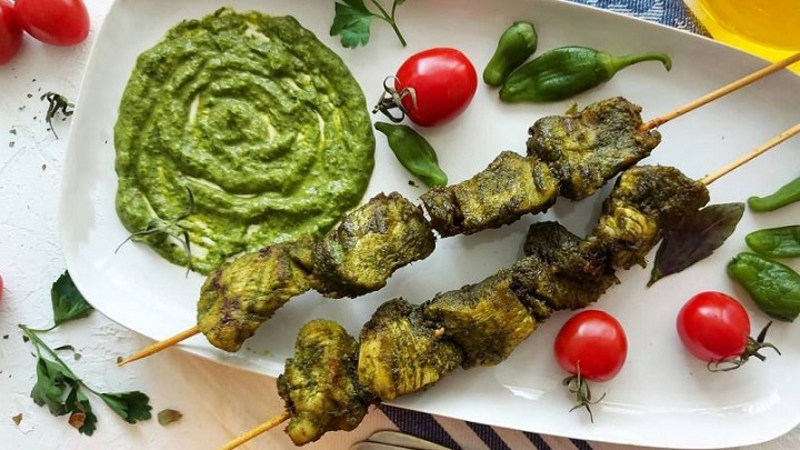 مراحل تهیه جوجه کباب سبز خانگی