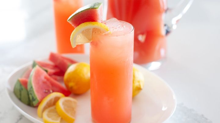 مراحل تهیه لیموناد توت فرنگی و هندوانه