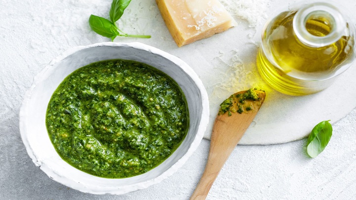 مراحل تهیه سس آووکادو با روغن زیتون