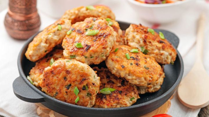 مراحل تهیه کتلت مرغ با نخود فرنگی مراحل تهیه کتلت مرغ با نخود فرنگی