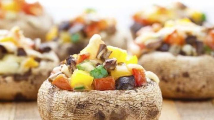 مراحل تهیه دلمه قارچ با مرغ مراحل تهیه دلمه قارچ با مرغ