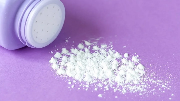 از بین بردن لک چربی از لباس با پودر بچه