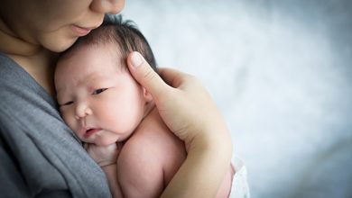 زیاد در آغوش گرفتن نوزاد خوب است یا بد؟