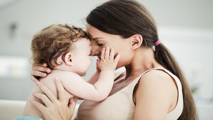 فواید علمی در آغوش گرفتن نوزاد فواید علمی در آغوش گرفتن نوزاد