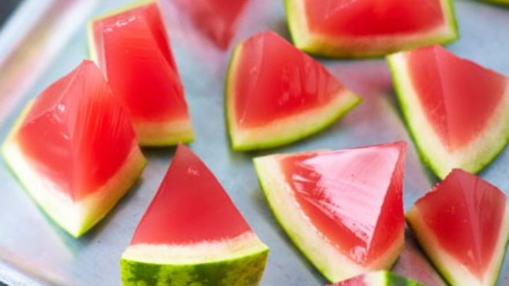 مراحل تهیه ژله در پوست هندوانه