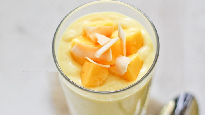 طرز تهیه میلک شیک انبه طالبی با خامه