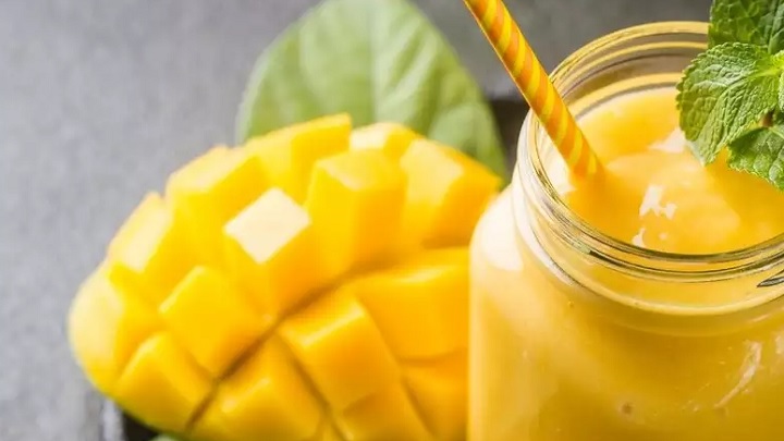 مراحل تهیه میلک شیک انبه طالبی مراحل تهیه میلک شیک انبه طالبی