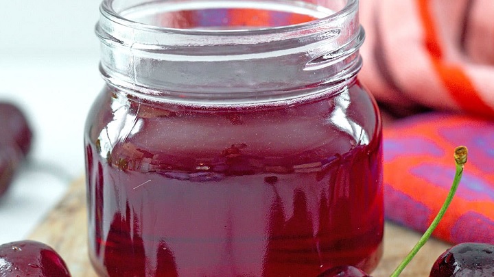 مقداری اسانس آلبالو به شربت اضافه کنید مقداری اسانس آلبالو به شربت اضافه کنید