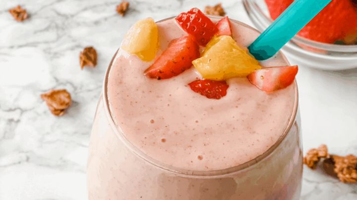 مراحل تهیه اسموتی توت فرنگی و انبه