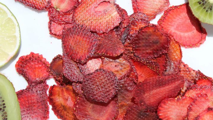 مراحل تهیه چیپس توت فرنگی با فر مراحل تهیه چیپس توت فرنگی با فر