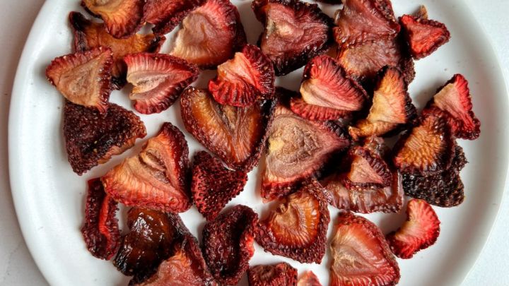 طرز تهیه چیپس توت فرنگی با مایکروویو طرز تهیه چیپس توت فرنگی با مایکروویو