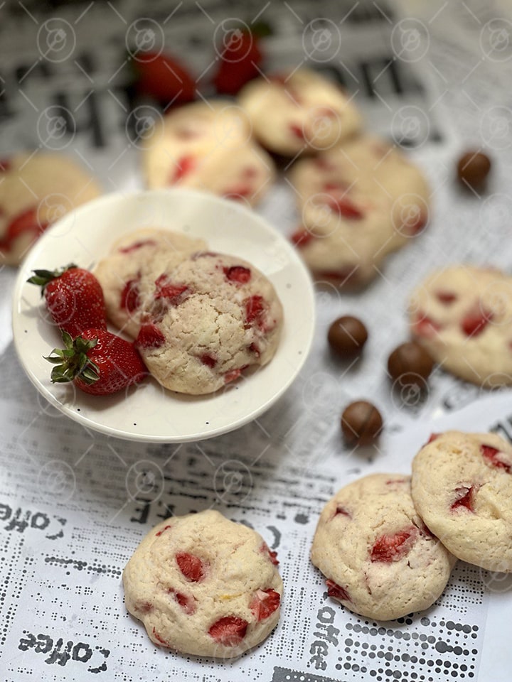 کوکی توت فرنگی خوشمزه برای عصرانه کوکی توت فرنگی خوشمزه برای عصرانه