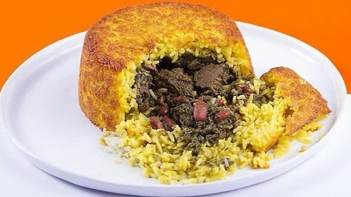 مراحل تهیه ته چین قورمه سبزی