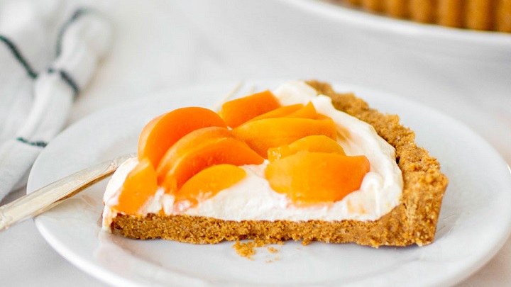 مراحل تهیه چیزکیک زردآلو یخچالی