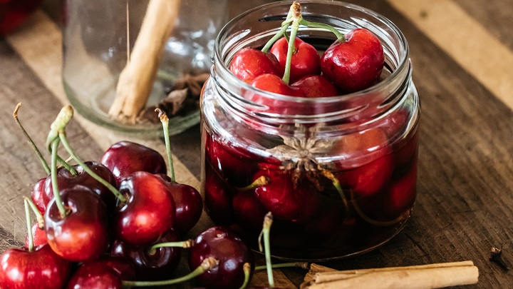 طرز تهیه ترشی گیلاس با وانیل طرز تهیه ترشی گیلاس با وانیل