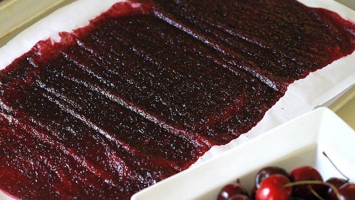 طرز تهیه لواشک گیلاس در سولاردم طرز تهیه لواشک گیلاس در سولاردم