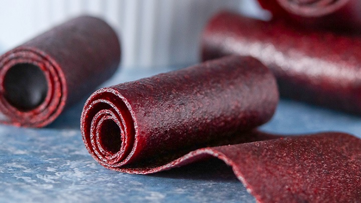 مراحل تهیه لواشک گیلاس در آفتاب مراحل تهیه لواشک گیلاس در آفتاب