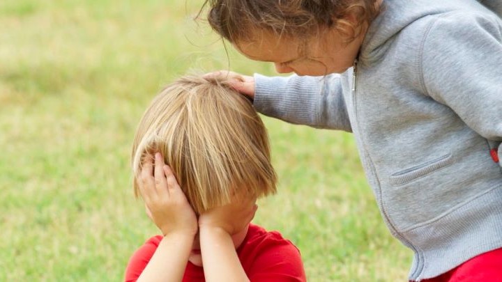 به آنها کمک کنید تا همدلی را یاد بگیرند.