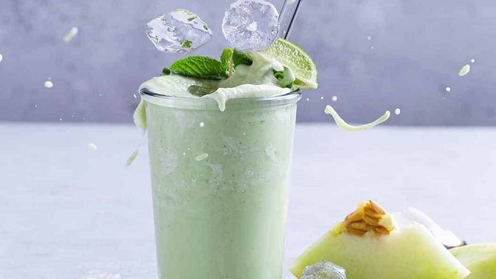 طرز تهیه میلک شیک طالبی بدون میکسر