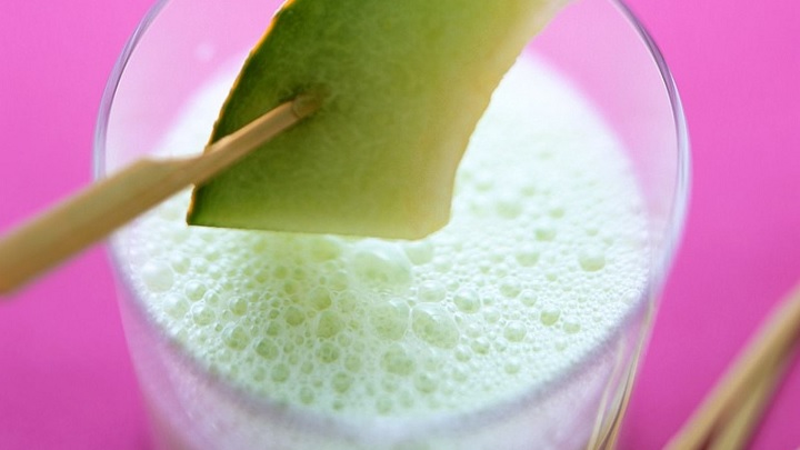 طرز تهیه شیک طالبی بدون شیر