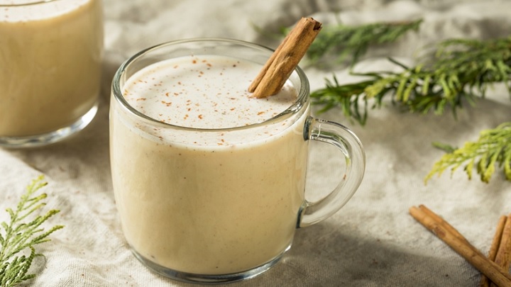 مراحل طرز تهیه شیر تخمه خربزه با دارچین