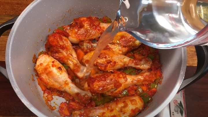 استفاده از هویج و فلفل دلمه از رازهای خوشمزه شدن خورش مرغ‌