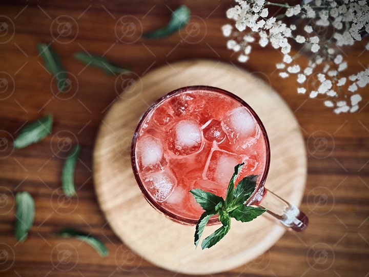 میکس کردن هندوانه و یخ برای اسموتی هندوانه