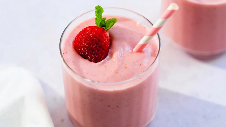 طرز تهیه اسموتی شیر سویا و توت فرنگی