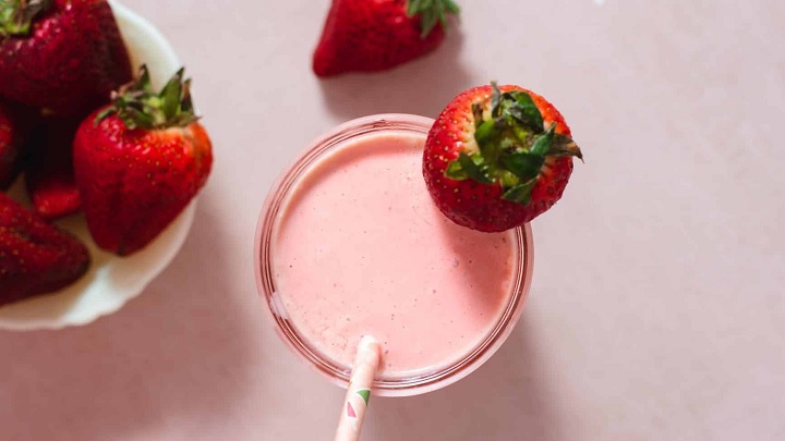 طرز تهیه اسموتی شیر سویا و توت فرنگی با بستنی