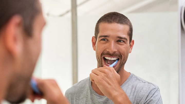 بررسی فواید و عوارض آب کشیدن دهان بعد از مسواک