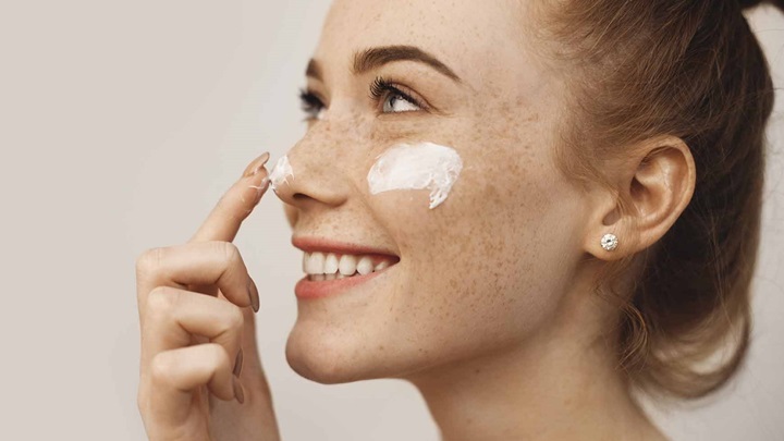 استفاده از ضد آفتاب در روز و ویتامین C در شب