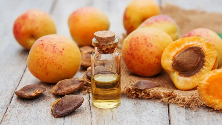 ماسک لایه بردار زردآلو و روغن بادام برای پاکسازی صورت