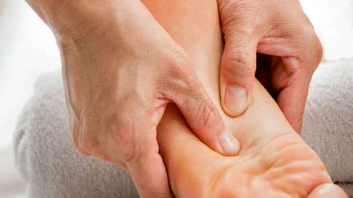 نحوه ماساژ کف پا با روغن نحوه ماساژ کف پا با روغن