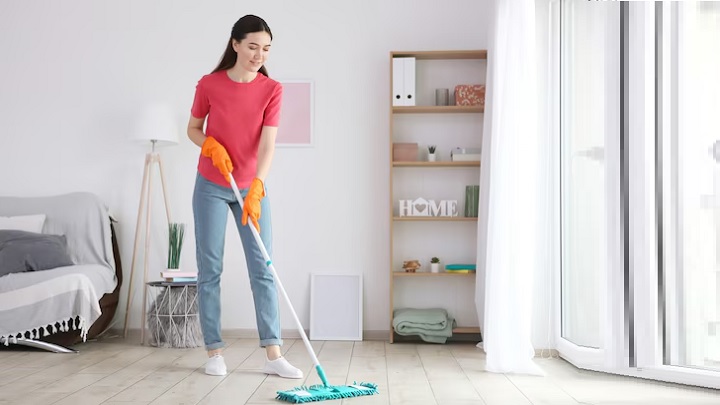 برای کاهش فشار به کمر در زمان استفاده از جاروبرقی یا تی زدن درست بایستید