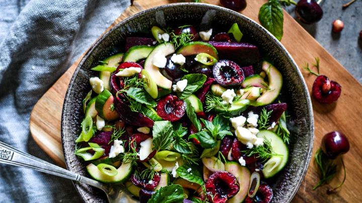 نکات و فوت و فنهای تهیه سالاد مرغ، گیلاس و گردو نکات و فوت و فنهای تهیه سالاد مرغ، گیلاس و گردو