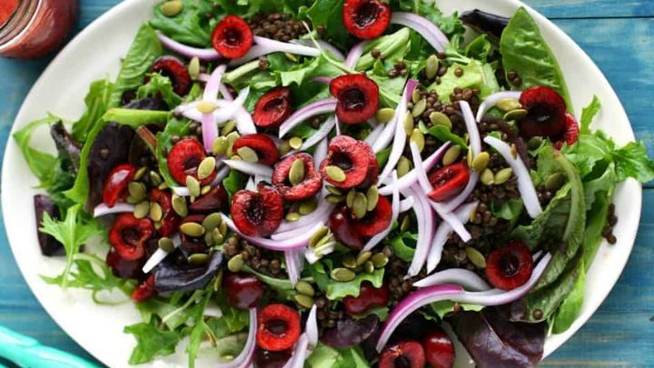 مراحل تهیه سالاد تابستانی سبک با مرغ، گیلاس و گردو مراحل تهیه سالاد تابستانی سبک با مرغ، گیلاس و گردو