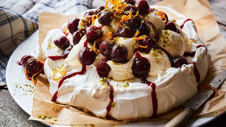 مراحل تهیه دسر مرنگ گیلاس