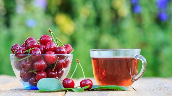 جوشاندن آب در تهیه دمنوش دم گیلاس جوشاندن آب در تهیه دمنوش دم گیلاس