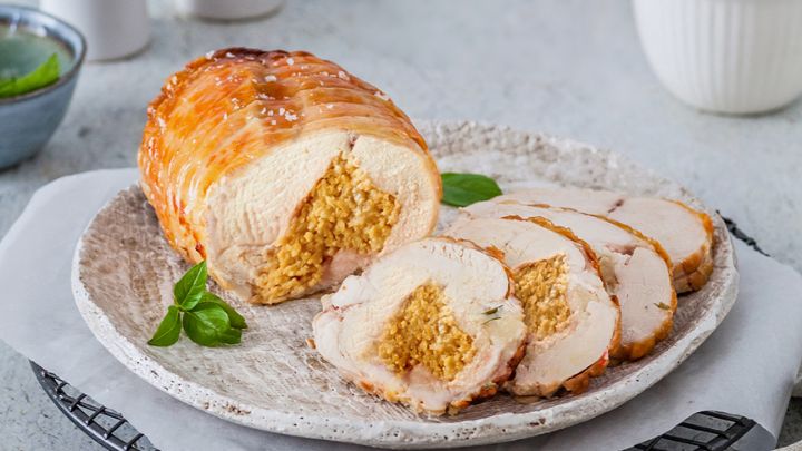 مراحل تهیه رولت مرغ با عسل و زردآلو مراحل تهیه رولت مرغ با عسل و زردآلو