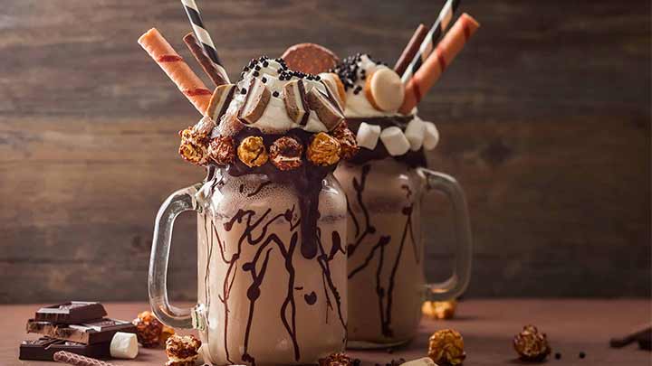 مراحل تهیه میلک شیک شکلاتی مراحل تهیه میلک شیک شکلاتی