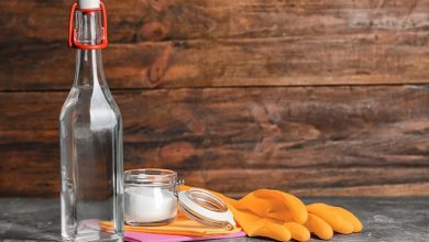 روش عالی برای تمیز کردن بطری‌های روغنی