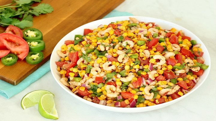 فوت و فن کوزه‌گری برای تهیه سالاد ذرت و میگو